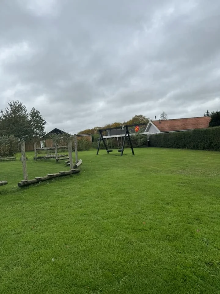 Naturlegeplads med balancebane og gynger i Højgårdsparken